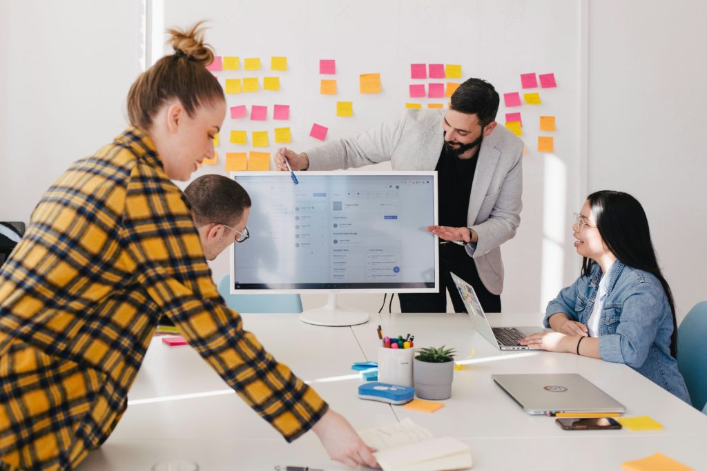 4 people work together in a conference room